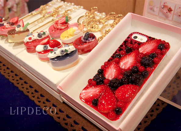 ベリースマホとスイーツキーホルダーたち